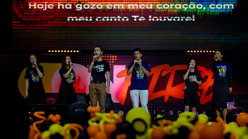 Mais de 800 adolescentes conduzem celebração missionária na Grande BH