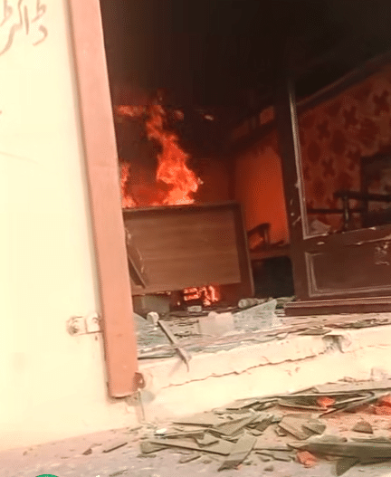 Multidão incendeia casa e farmácia de cristão acusado de blasfêmia no Paquistão