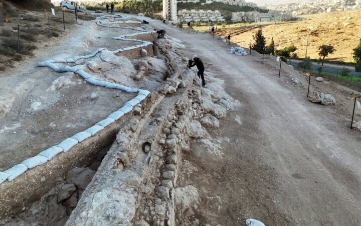 Escavação revela 300 metros do aqueduto que levava água ao Monte do Templo, em Jerusalém