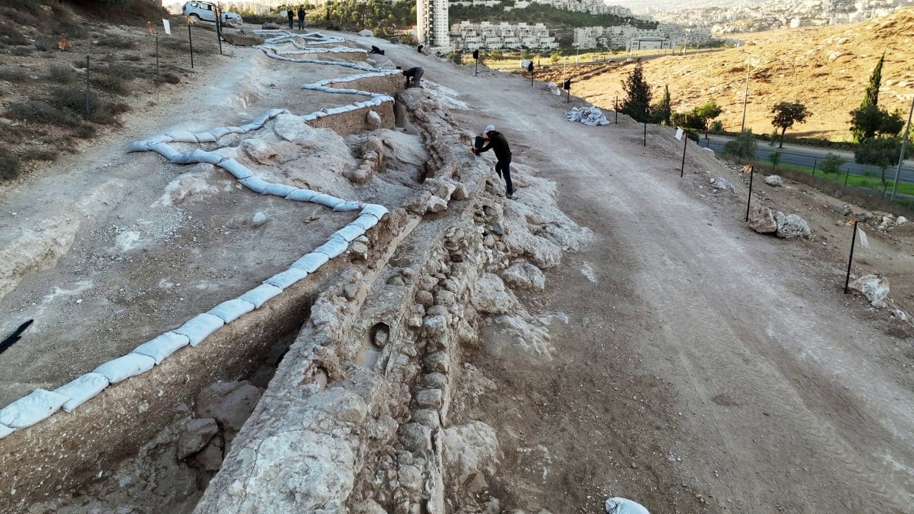 Escavação revela 300 metros do aqueduto que levava água ao Monte do Templo, em Jerusalém