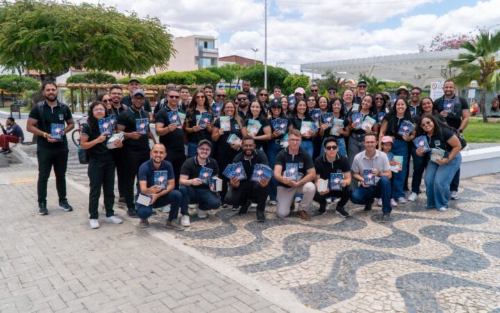 Voluntários distribuem 2 mil livros e mil revistas infantis em Caldas do Jorro, na Bahia