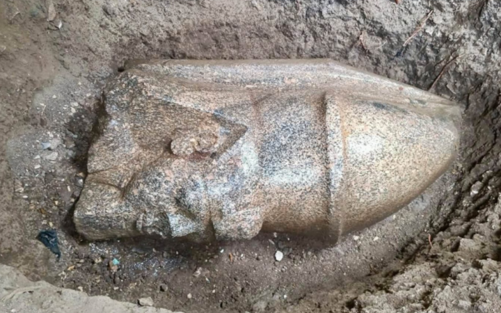 Agricultor egípcio acha bloco de pedra e leva à descoberta de estátuas de Ramsés II
