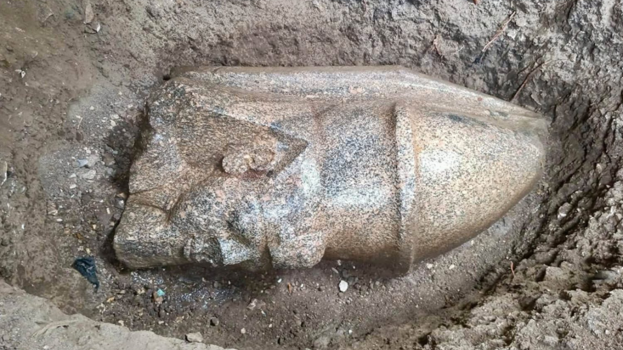 Agricultor egípcio acha bloco de pedra e leva à descoberta de estátuas de Ramsés II