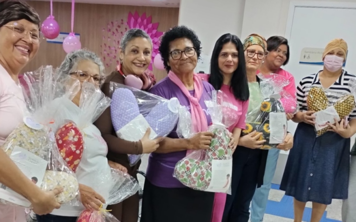 Voluntárias levam 50 almofadas a pacientes com câncer de mama em Nova Iguaçu (RJ)