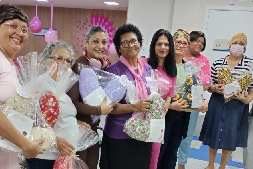 Voluntárias levam 50 almofadas a pacientes com câncer de mama em Nova Iguaçu (RJ)