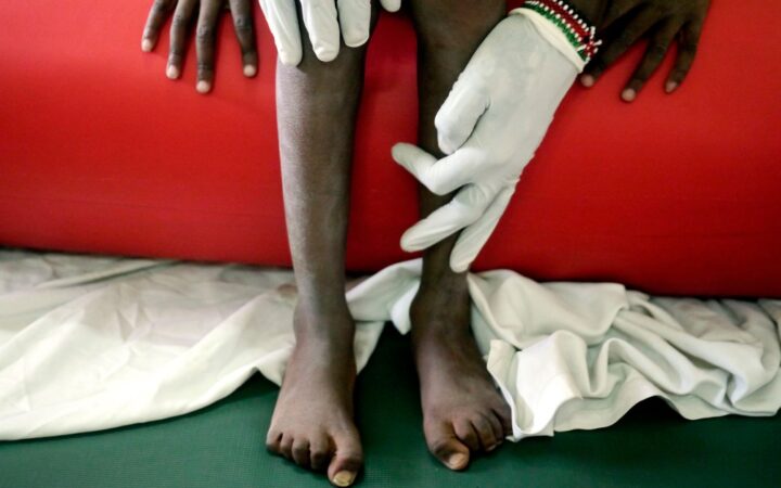 No Quênia e na Nigéria, voluntários cristãos acompanham adolescentes com doenças graves