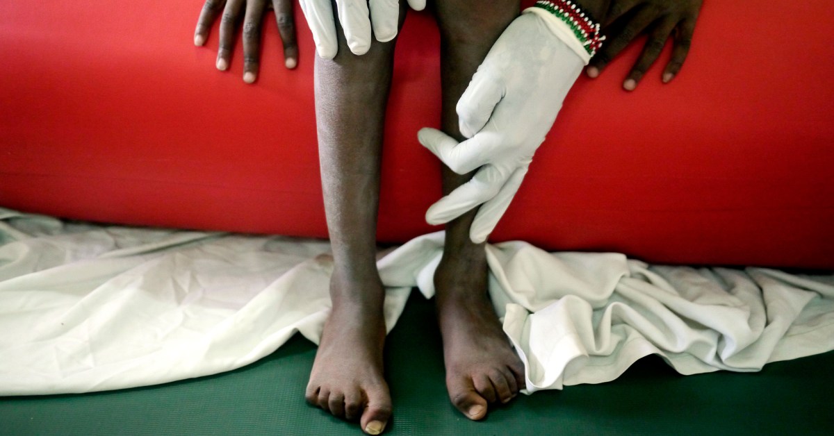 No Quênia e na Nigéria, voluntários cristãos acompanham adolescentes com doenças graves