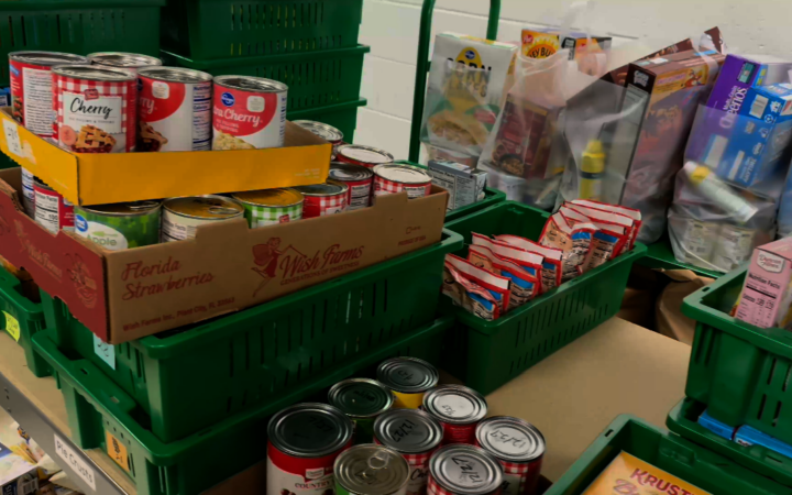 Igreja metodista de Nashville mantém banco de alimentos que começou num armário