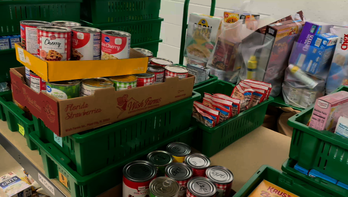 Igreja metodista de Nashville mantém banco de alimentos que começou num armário