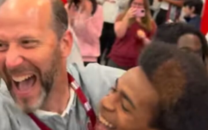 Alunos inventam briga no refeitório para surpreender diretor que mudou a vida de um deles
