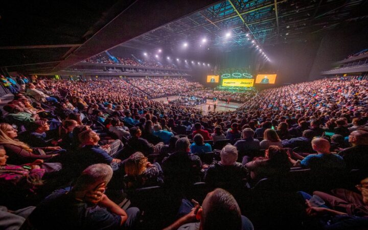 Encontro de Franklin Graham em Manchester reúne 10 mil pessoas e apoio de 600 igrejas