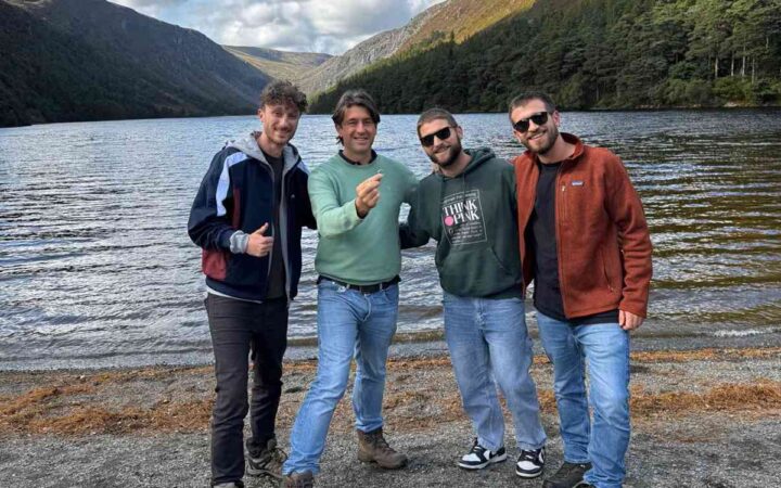 Três italianos mergulham por dias e voam vestidos de hobbits para devolver aliança perdida