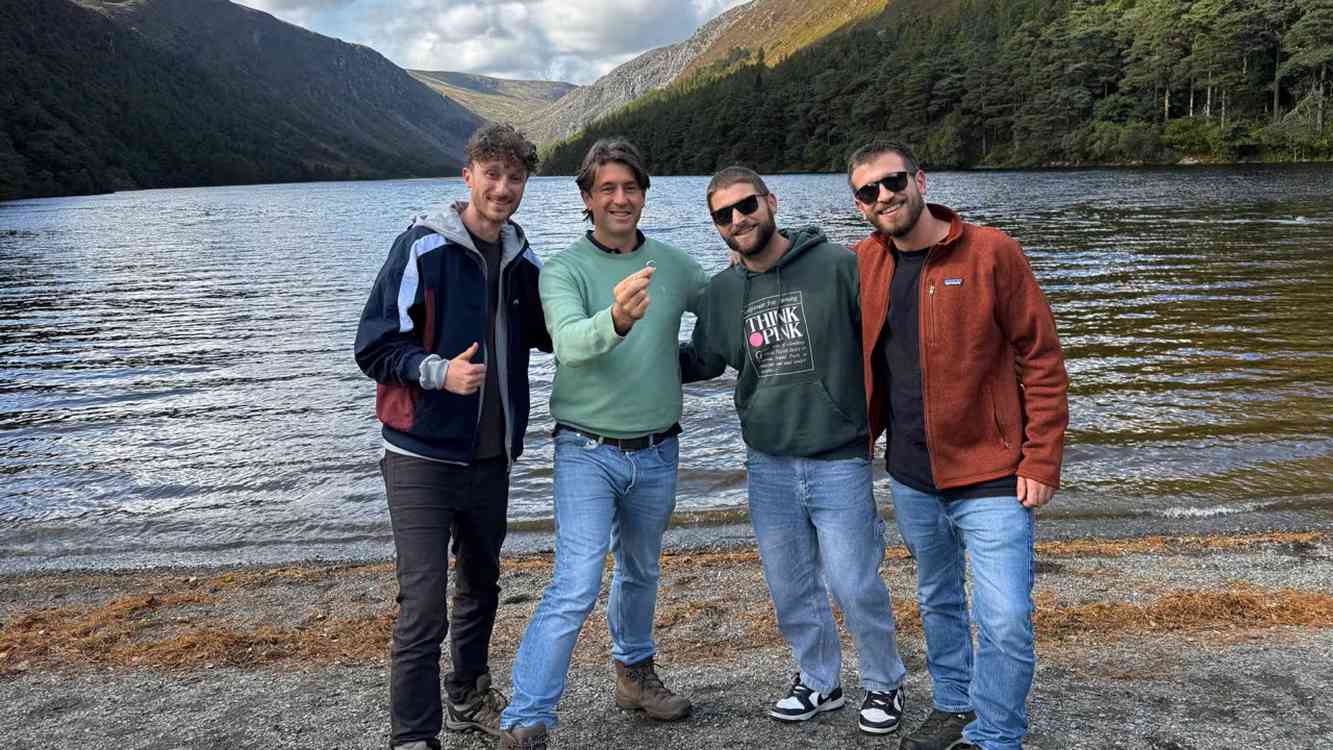 Três italianos mergulham por dias e voam vestidos de hobbits para devolver aliança perdida