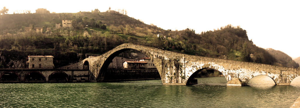 A Ponte della Maddalena, em Borgo a Mozzano, cidade dos três amigos na Toscana