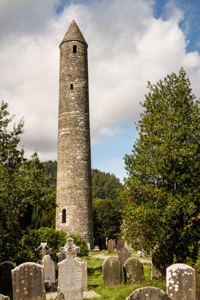 A torre redonda de Glendalough, na Irlanda, um dos lugares que a família mostrou aos italianos