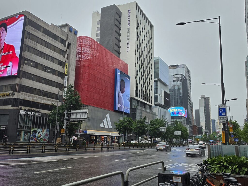Rua do bairro de Hongdae, em Seul, onde a Newsong Church começou num porão