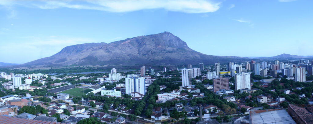 Pico da Ibituruna, cartão-postal de Governador Valadares (MG)
