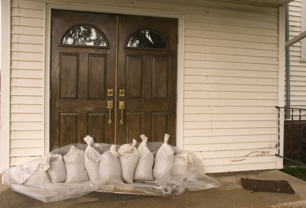 Sacos de areia na frente das portas em Lamont, Iowa (EUA), durante alerta de enchente em 2008