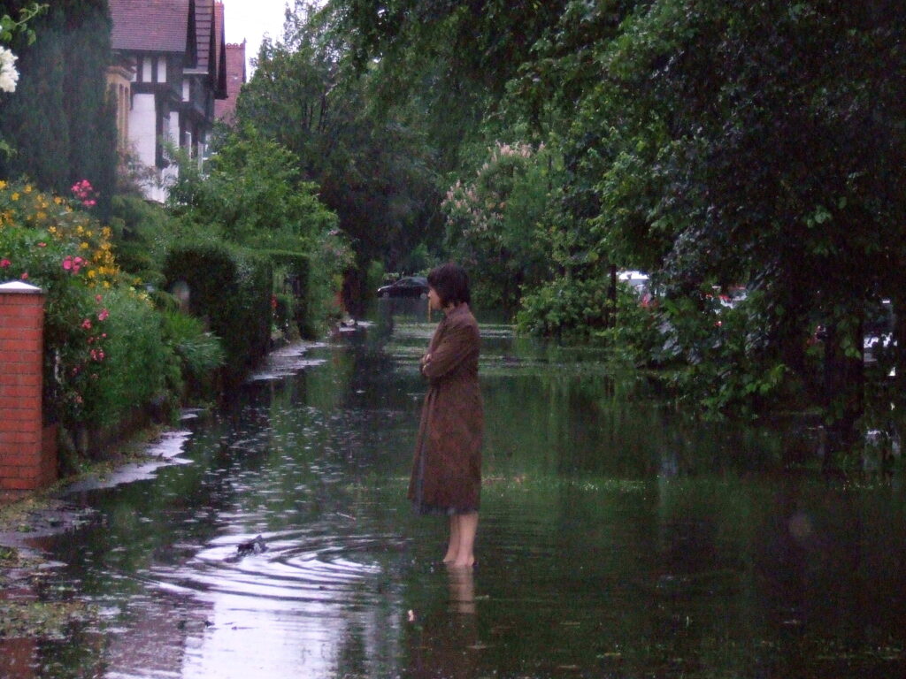 Rua alagada em Hull, na Inglaterra, na enchente de 25 de junho de 2007