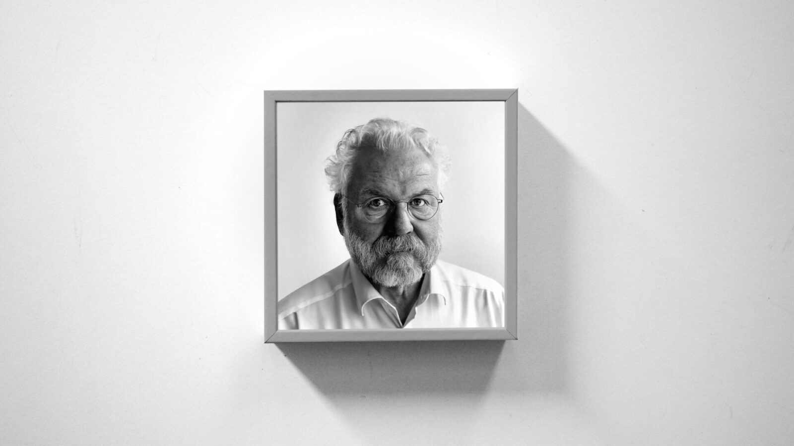 Morre Klaus Krogh, designer dinamarquês que dedicou a vida a Bíblias mais fáceis de ler