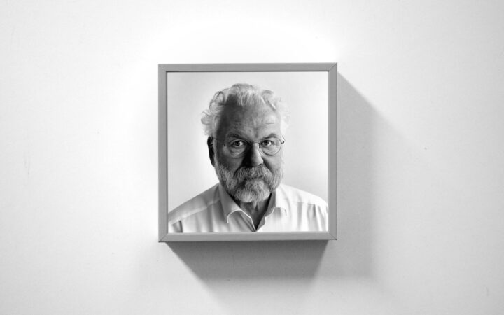 Morre Klaus Krogh, designer dinamarquês que dedicou a vida a Bíblias mais fáceis de ler