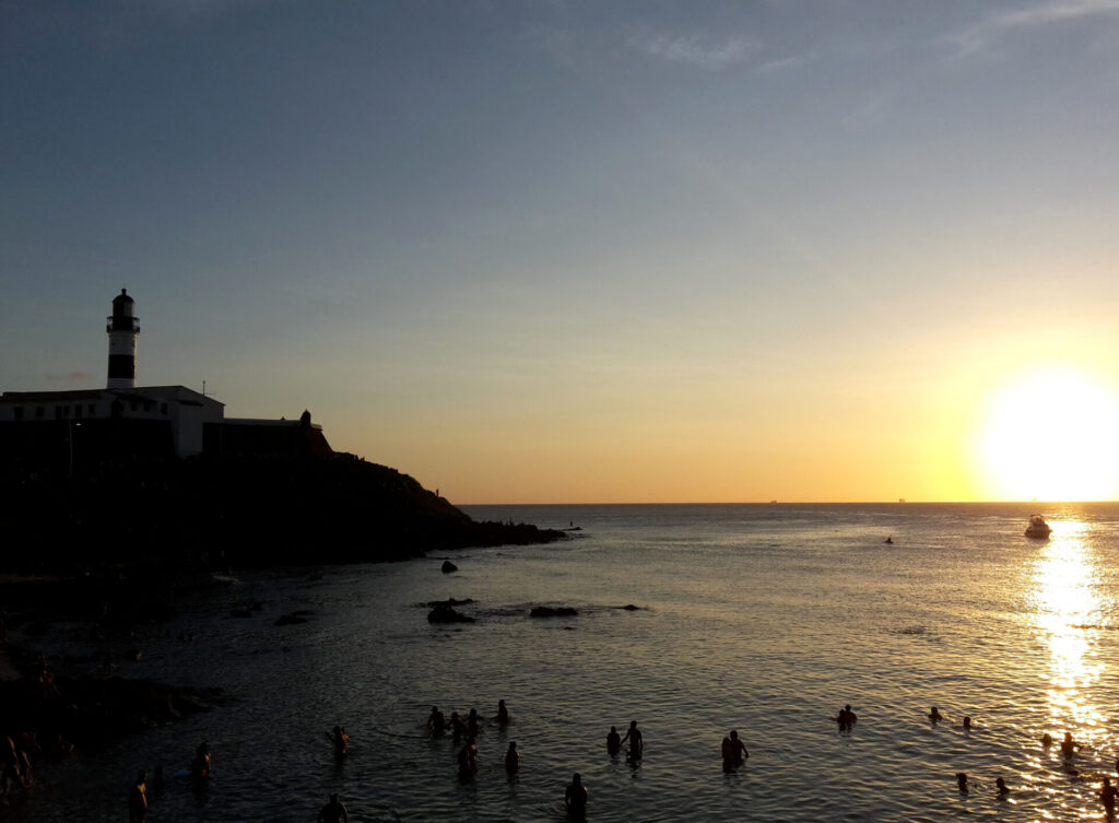 Pôr do sol no Farol da Barra, um dos cartões-postais de Salvador