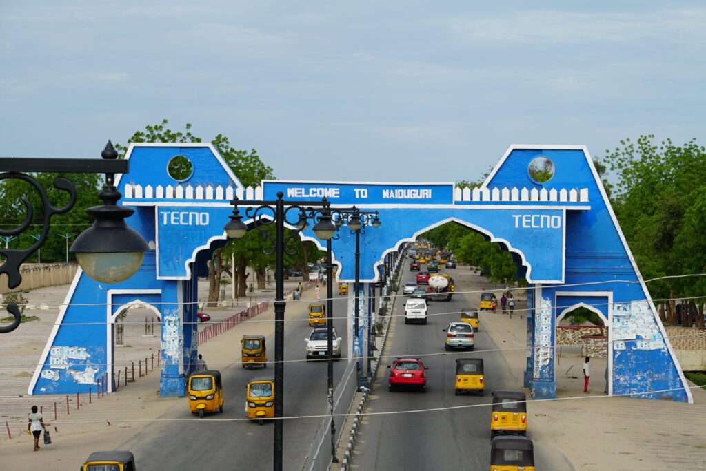 Portão da cidade de Maiduguri, capital do estado de Borno, para onde mãe e filha viajavam