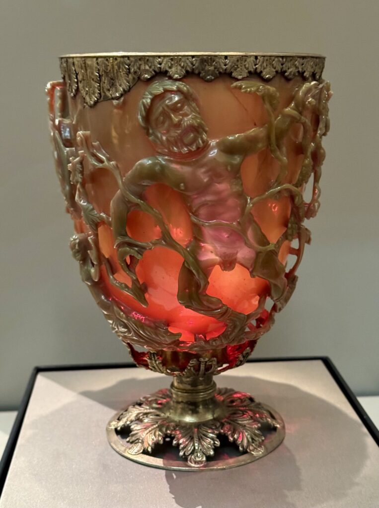A Taça de Licurgo vista de frente, com as figuras em relevo