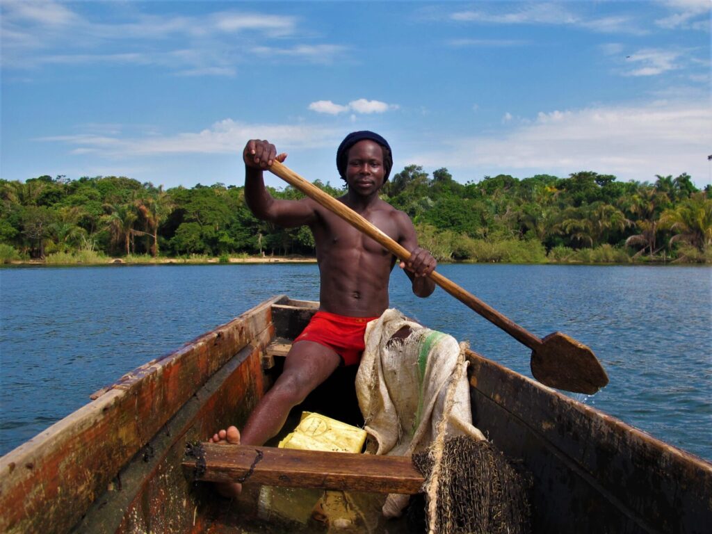 Pescador no Lago Vitória, em Uganda, região onde os dois evangelistas pregavam