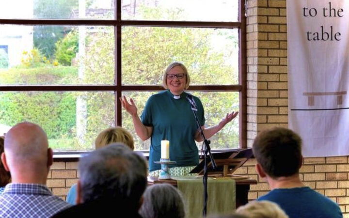 Igreja fechada desde o Natal de 2011 volta a ter cultos em bairro pobre de Leeds