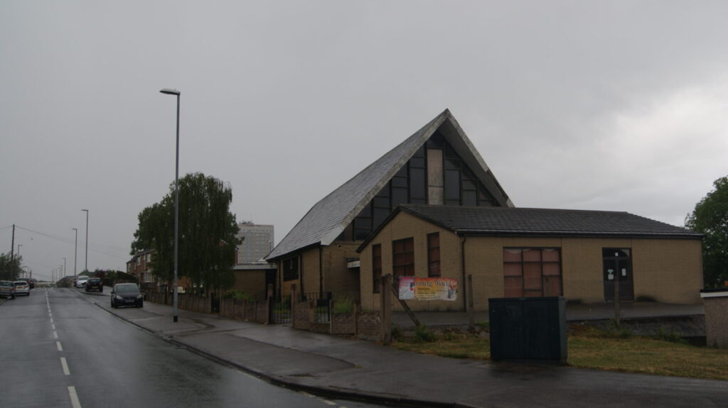 Igreja de St. Luke, em Swarcliffe, Leeds, fotografada em junho de 2020, quando ainda estava fechada