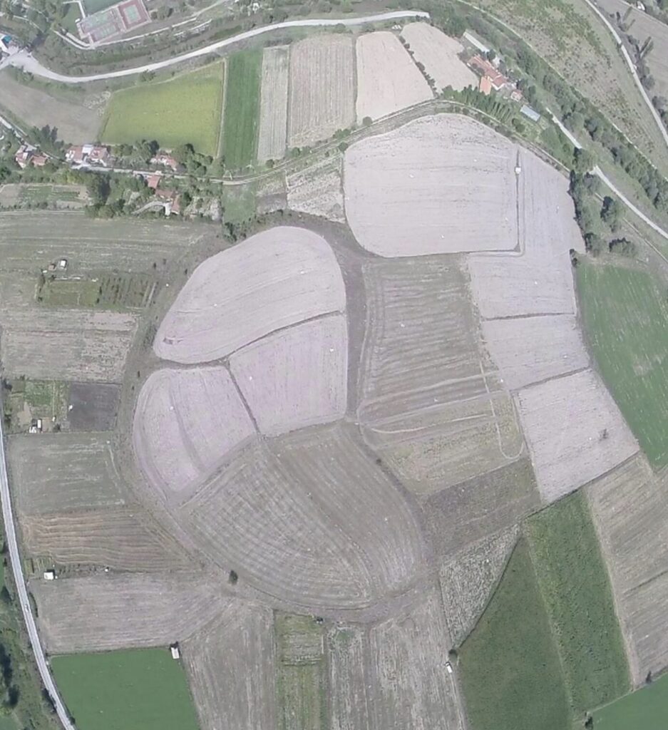 Vista aérea do sítio arqueológico de Tavşanlı Höyük, na província de Kütahya, na Turquia