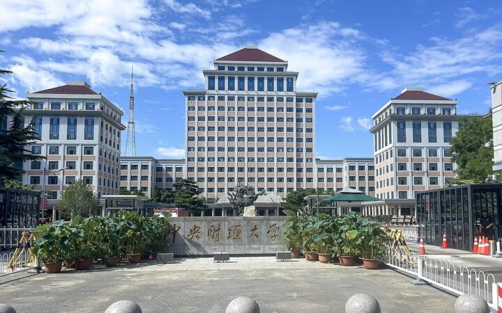 Entrada da Universidade Central de Finanças e Economia, em Pequim, onde He Ziqi faz o mestrado