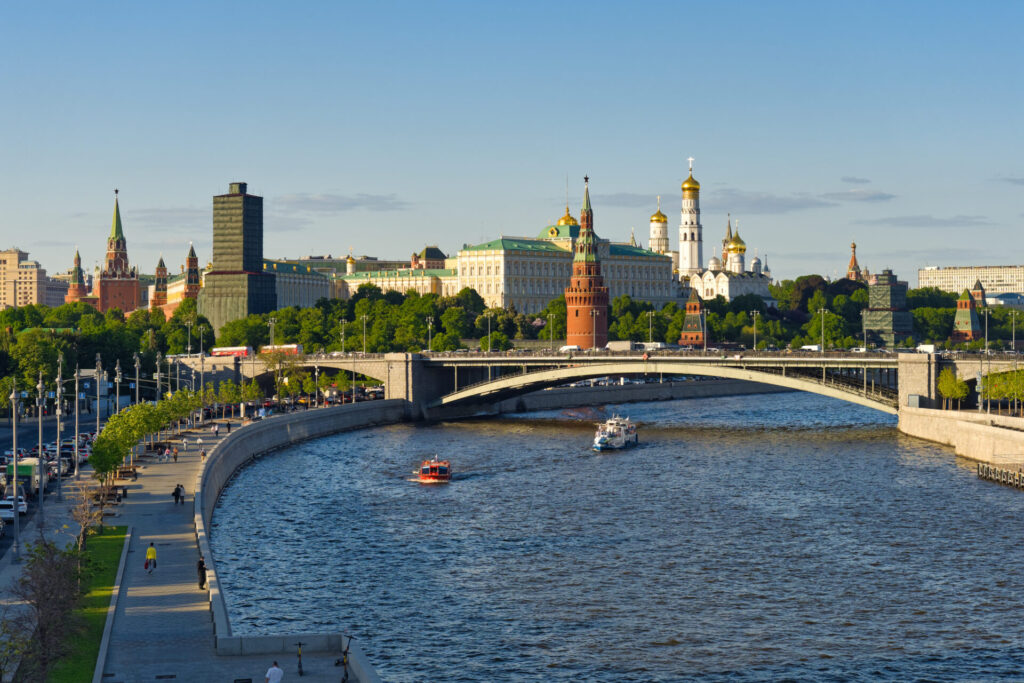 O rio Moscou e o Kremlin; a Igreja Batista Gólgota, multada por causa de uma Bíblia, fica na capital russa