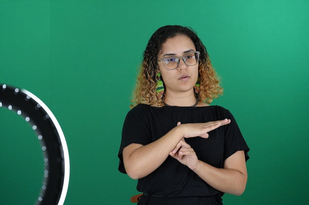 Intérprete de Libras durante gravação em estúdio: a língua de sinais tem gramática e estrutura próprias