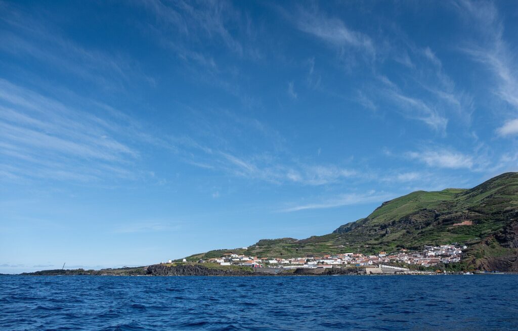 A Vila do Corvo, único povoado da ilha, vista do mar