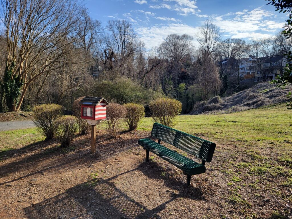 Exemplo de pequena biblioteca livre ao lado de um banco, em parque de Roswell, na Geórgia (EUA): modelo parecido com o que o casal instalou no ponto de ônibus
